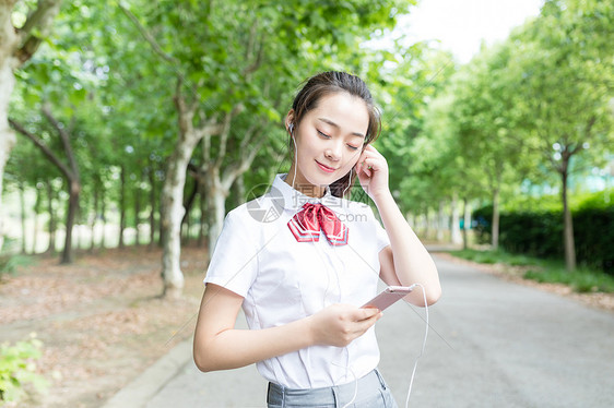 学校里听歌的女同学图片