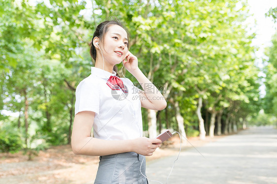 学校里听歌的女同学图片