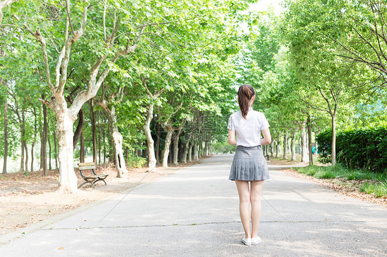 校园清新学院风女生背影图片