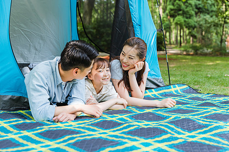 一家人在帐篷里休息图片