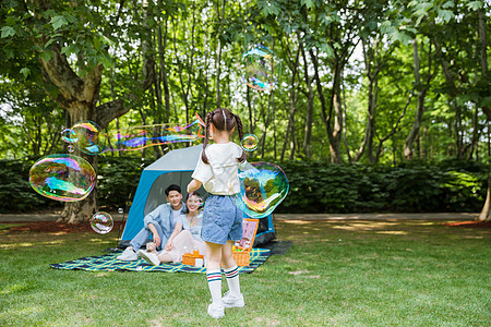 六一儿童节一家人野营孩子玩吹泡泡背景