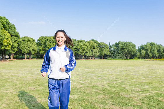 青春女学生草坪写真图片