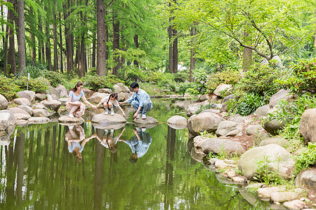 一家人公园玩水高清图片