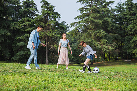 父亲节世界杯一家人草地上踢足球背景
