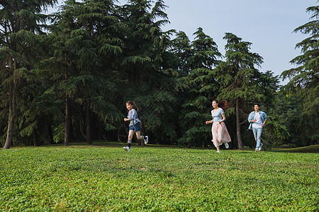一家人草地上奔跑图片