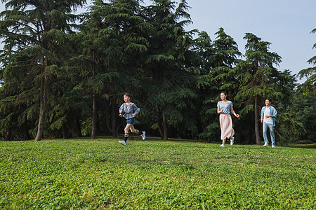 一家人草地上奔跑图片
