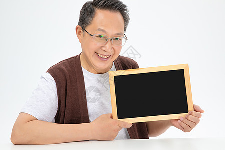 手拿黑板的老年人高清图片