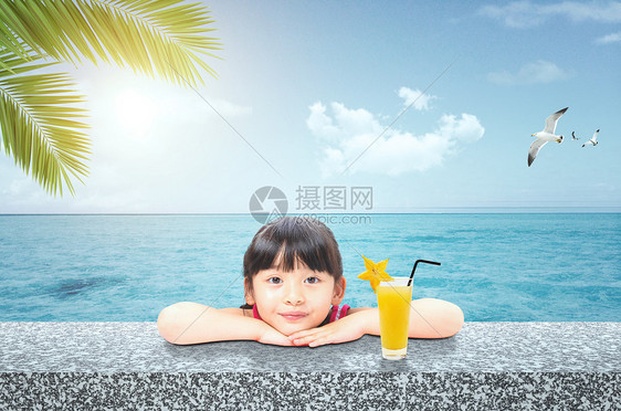 夏天海边游泳的小女孩图片