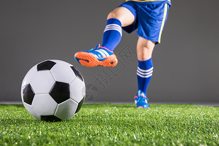 世界杯足球运动员踢球动作草地高清图片