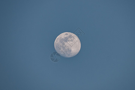 一轮圆月挂在天边图片