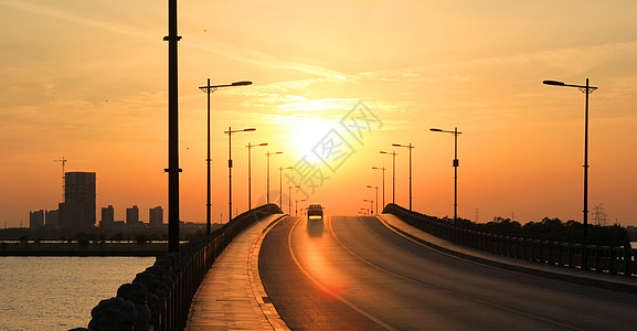 湖桥夕阳下的公路背景