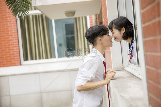 教室里恋爱的大学生图片