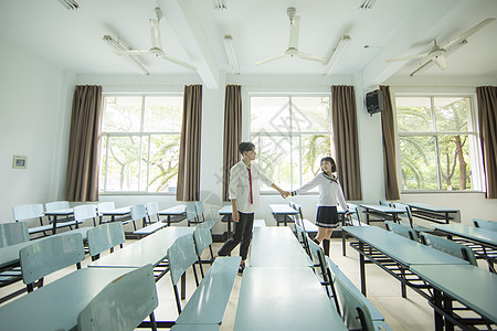 校园食堂教室里恋爱的大学生背景