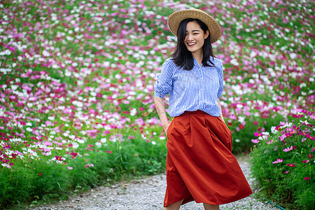 微笑女神花团锦簇围绕的美女写真背景