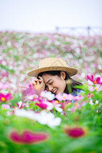 花团锦簇围绕的美女写真背景图片