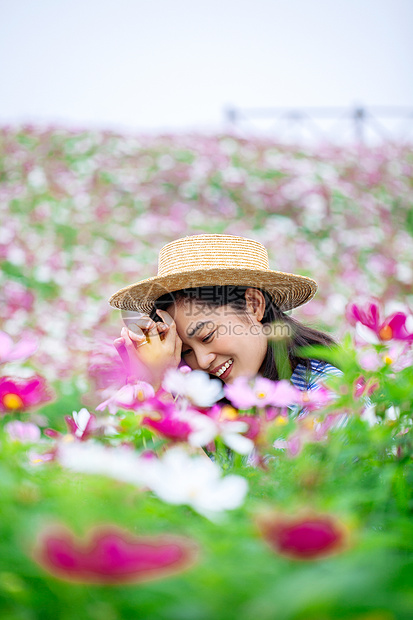 花团锦簇围绕的美女写真图片