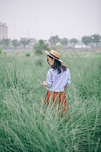 龙须草田园写真女图片