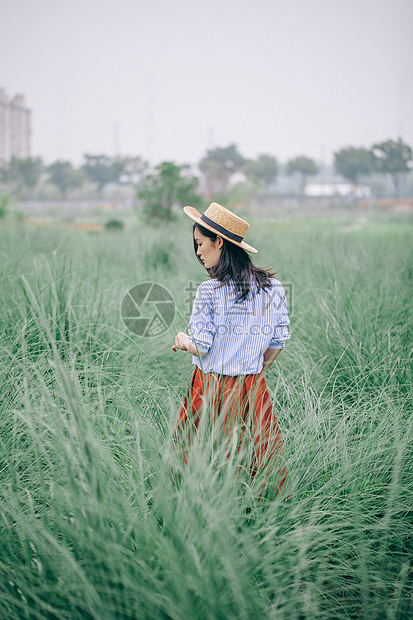 龙须草田园写真女图片