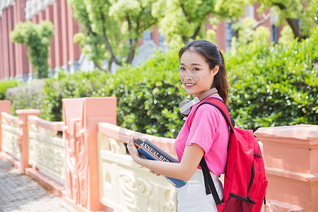 大学生抱着书本图片