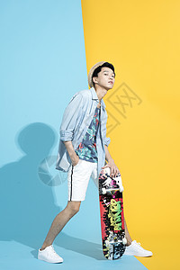 玩滑板的青年男性图片