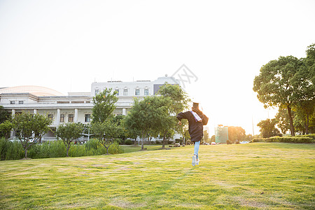 夕阳下的女性背影毕业季夕阳下青春学生奔跑背景