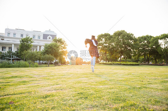 毕业季夕阳下青春学生奔跑图片