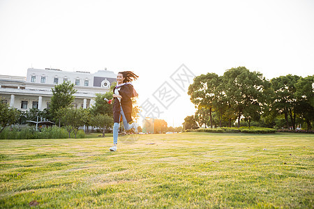 毕业季夕阳下青春学生奔跑大学生高清图片素材