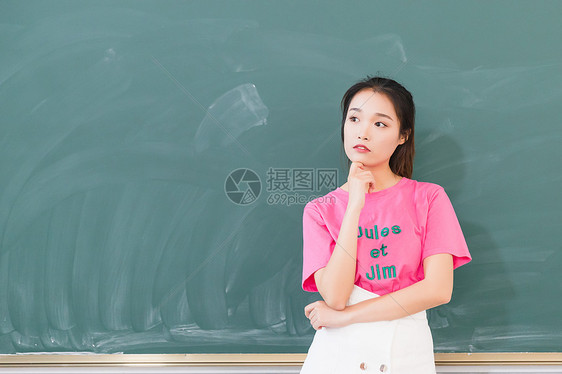站在黑板前的学生思考图片