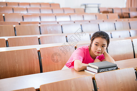 大学教室里学生在休息图片