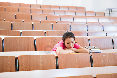 大学教室里学生在休息图片