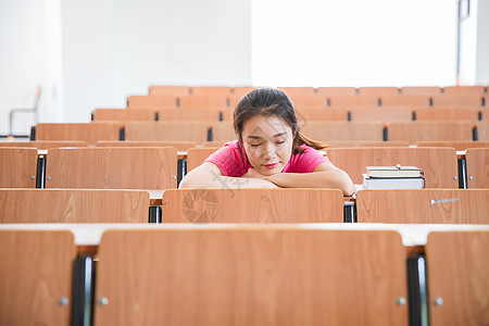 大学教室里学生在休息图片