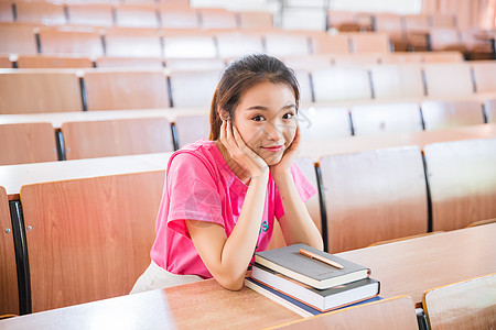 教室里青春大学生图片