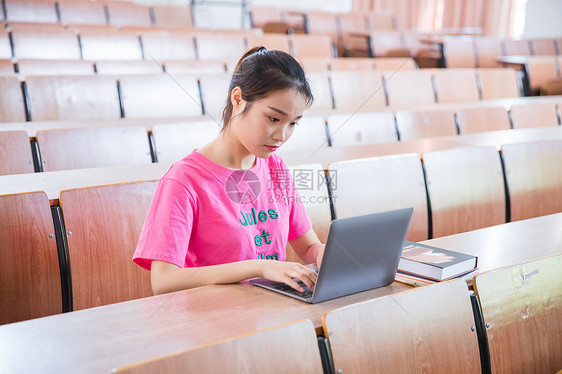 教室里学生学习打字图片