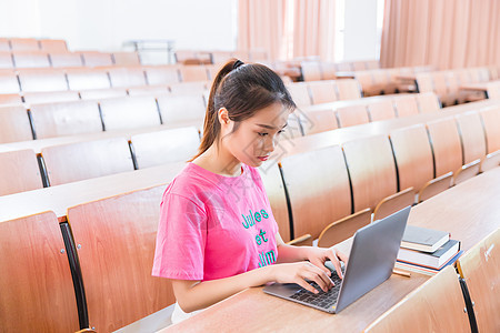 教室里学生学习打字图片