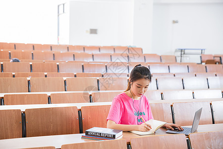 青春学生教室里学习图片