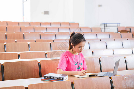 青春学生教室里学习图片