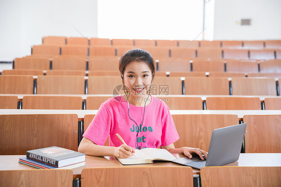 青春学生教室里学习图片