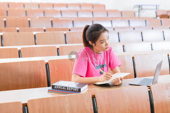 青春学生教室里学习图片