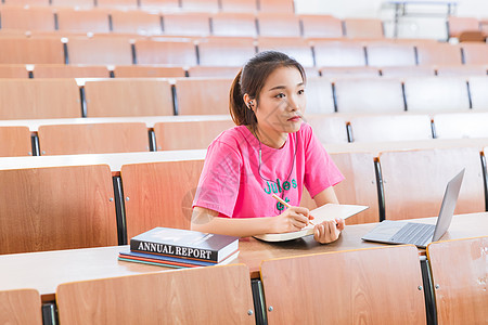 青春学生教室里学习图片