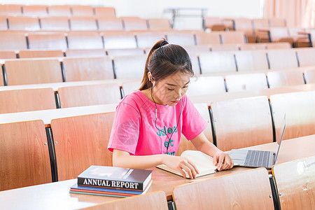 青春学生教室里学习图片