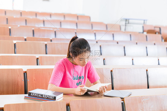 青春学生教室里学习图片