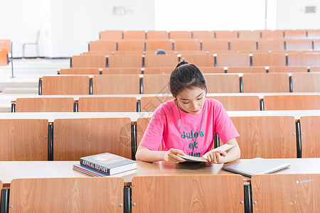 青春学生教室里学习图片