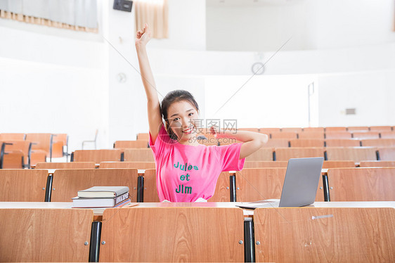 大学生教室里放松伸懒腰图片