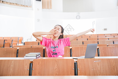 大学生教室里放松伸懒腰图片