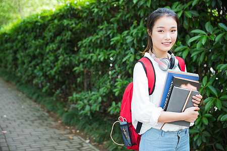 大学生抱着书本图片