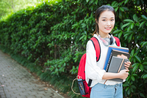 大学生抱着书本图片