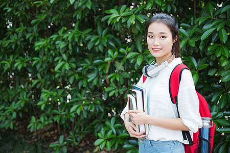 大学生抱着书本图片