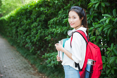 大学生抱着书本高清图片