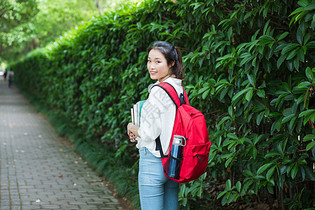 大学生抱着书本图片