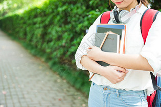 大学生抱着书本特写图片